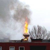 Brennendes Abluftgerät auf dem Dach einer Großküche, großer Brandschaden und Produktionsausfall
